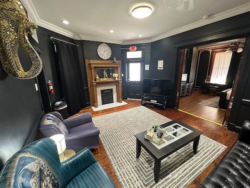 Black & Gold suite 202 -ADA Room