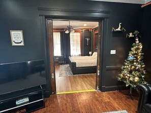 1 Schlafzimmer, Schreibtisch, Bügeleisen/Bügelbrett, Reisekinderbett