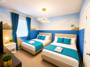Hotellihuone, jossa on kaksi sänkyä, yöpöytä, lamppu ja televisio.