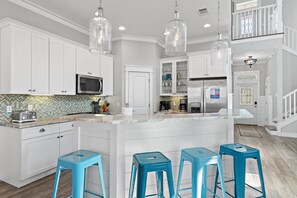 冷蔵庫、電子レンジ、オーブン、コンロ