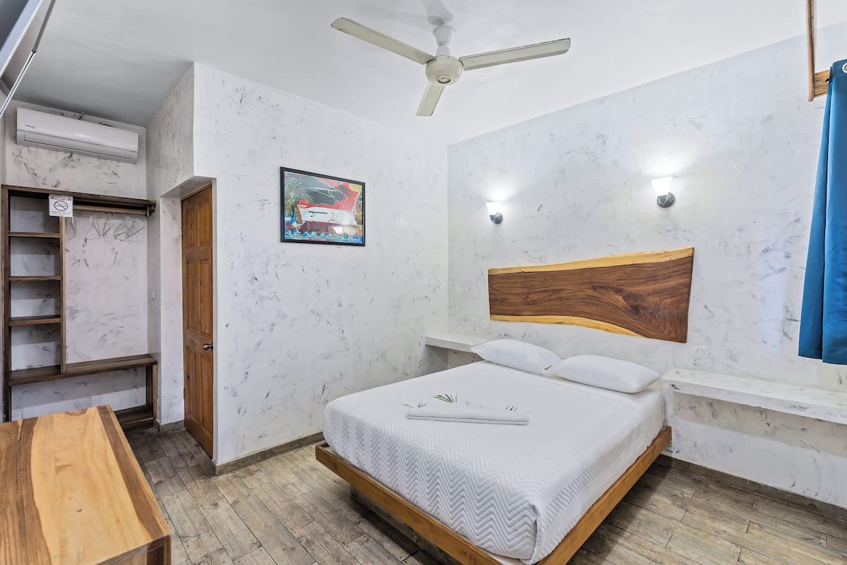 Standaard tweepersoonskamer, 1 queensize bed, niet-roken | Een laptopwerkplek, gratis wifi