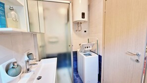 Dutxa, assecador de cabells, bidet i tovalloles