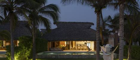 المنشأة من الخارج