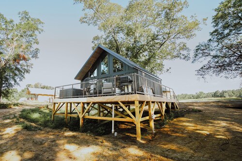 Lake Front Modern Cabin: Hot Tub, TV, & Lake Views