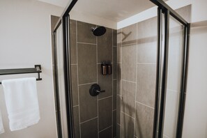 Ducha, secador de pelo y toallas