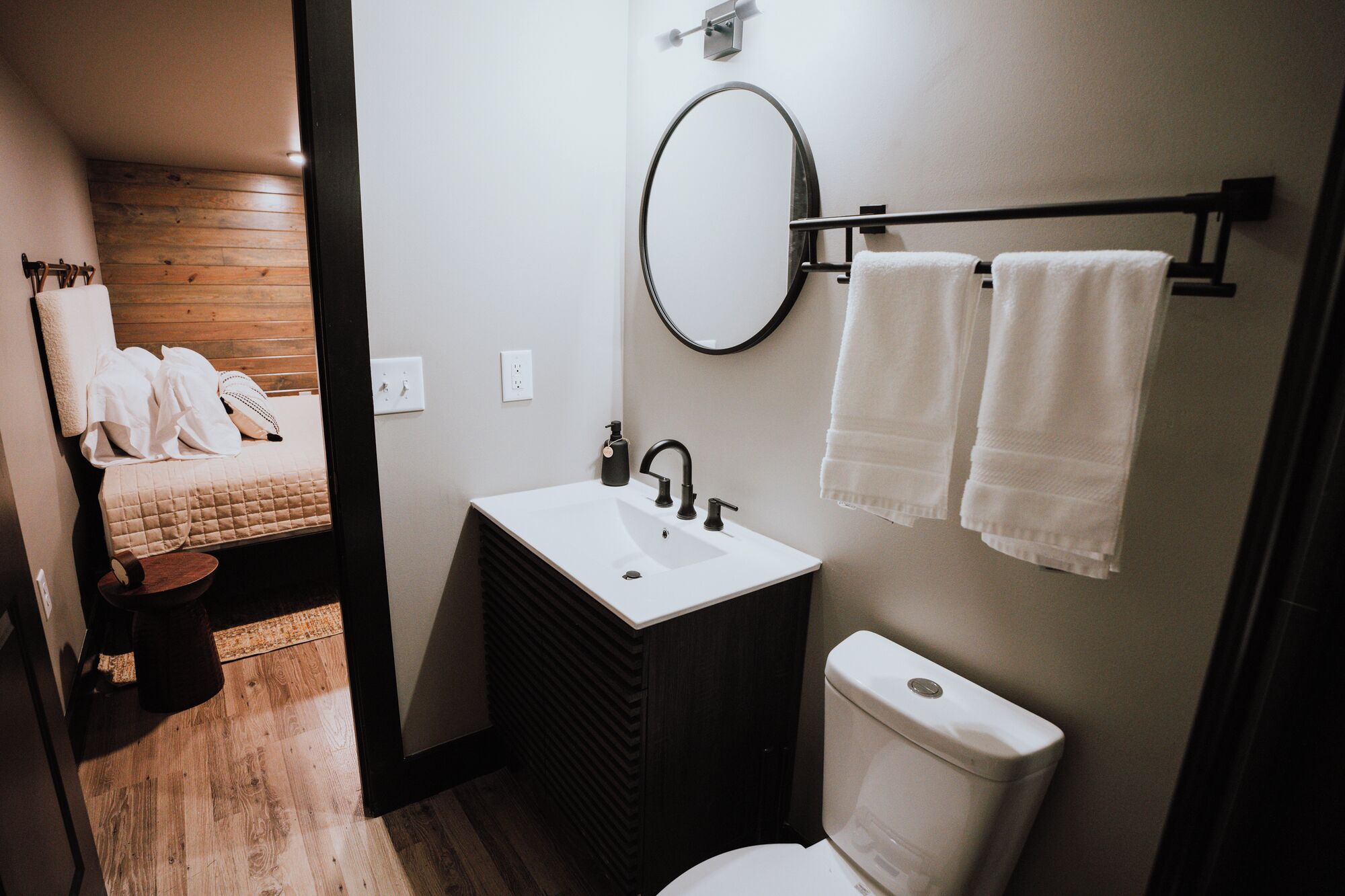 Suihku, hiustenkuivaaja, pyyhkeet