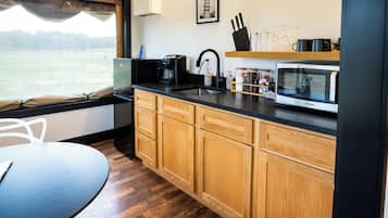 Fridge, microwave, stovetop, coffee/tea maker