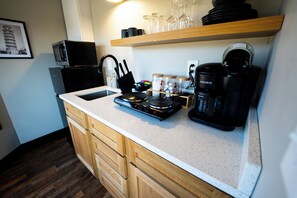 Frigorífico, microondas, placa de cocina y cafetera o tetera