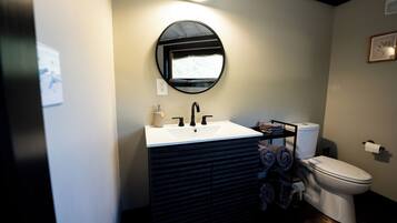 Regadera, secadora de cabello, toallas