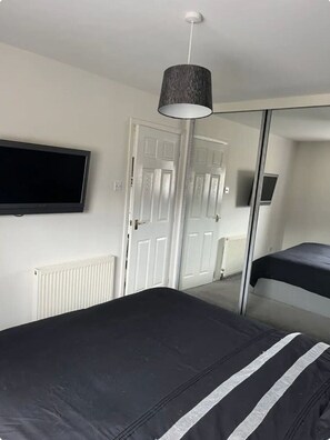 2 bedrooms, iron/ironing board, Internet, bed sheets