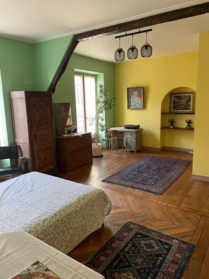 4 bedrooms, iron/ironing board, free WiFi, bed sheets