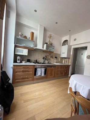 Micro-ondes, four, plaque de cuisson, lave-vaisselle