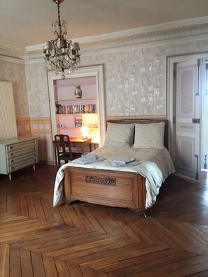 4 bedrooms, iron/ironing board, free WiFi, bed sheets