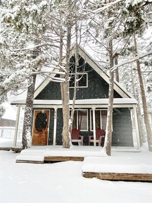 Exterior - Pinecone Hideaway: Remodeled Cabin with Spa & High Ceilings for a Spacious Feel (Sugarloaf)