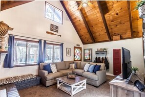 Living area - Pinecone Hideaway: Remodeled Cabin with Spa & High Ceilings for a Spacious Feel (Sugarloaf)