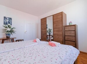 2 bedrooms, WiFi, bed sheets - Two Bedroom Apartment with Balcony and Sea View (Piran)