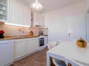 Fridge, microwave, oven, stovetop - Two Bedroom Apartment with Balcony and Sea View (Piran)