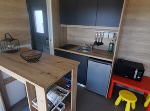 Fridge, microwave, stovetop, dishwasher - Comfort Two Bedroom Mobile Homes Pirovac - Classic Two Bedroom Mobile Home with Sea View and Terrace (Pirovac)