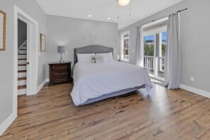 5 Schlafzimmer, Schreibtisch, Bügeleisen/Bügelbrett, Reisekinderbett