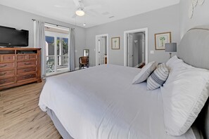 5 sovrum, skrivbord, strykjärn/strykbräda och resesäng