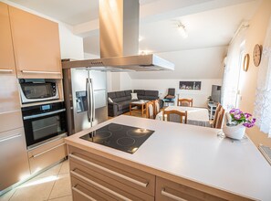 冷蔵庫、電子レン ジ、オーブン、コンロ