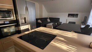 Una cucina moderna con piano cottura, forno e frigorifero integrati.