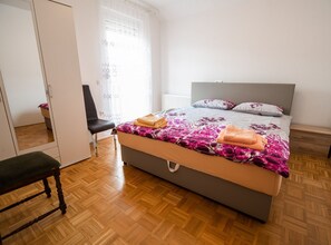 3 bedrooms, WiFi, bed sheets - Tranquil and Charming Apartments with Shared Garden - Three Bedroom Apartment with Balcony (Skofljica)