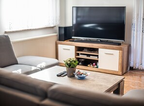 Télévision, lecteur de DVD, chaîne hi-fi