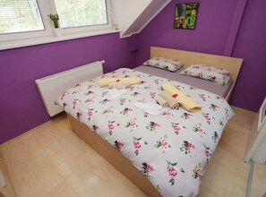 3 quartos, ferros/tábuas de passar roupa, acesso à internet