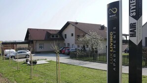 Um edifício residencial com uma placa que indica 'BUDIC LUXURIOUS APARTMENTS'.
