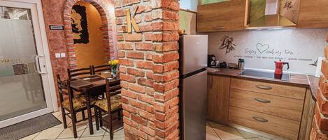 Een koelkast, een microgolfoven, een kookplaat