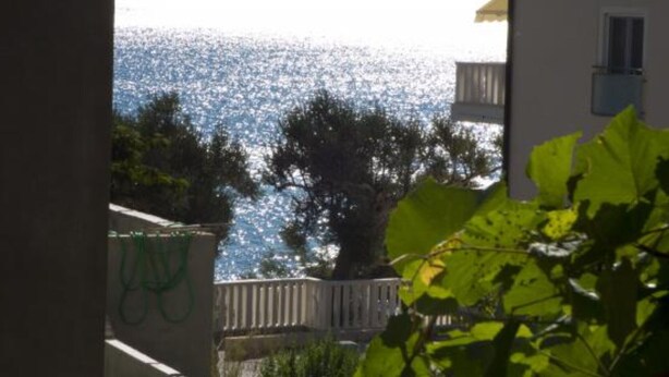Un edificio con un balcone che si affaccia su uno specchio d'acqua.
