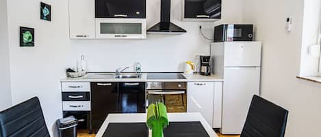 Geladeira, micro-ondas, fogão, cooktop