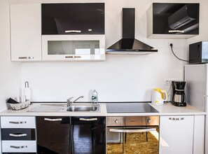 Fridge, microwave, oven, stovetop - City Modern and Vibrant Apartments Ljubljana - Classic One Bedroom Apartment (Ljubljana)
