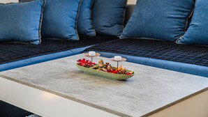 Una sala de estar moderna con un sofá y una mesa de centro.
