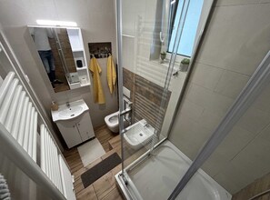 Douche, sèche-cheveux, serviettes fournies