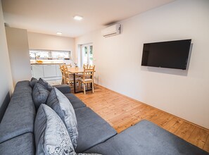 TV - Family-Friendly Mountain Paradise Residences - Two Bedroom Apartment with Terrace (Preddvor)