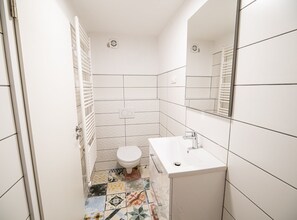 Een douche, een haardroger, handdoeken