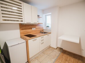 Mikrobølgeovn, kokeplater, brødrister og kjøkkenutstyr