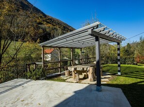 Outdoor dining - Riverside Rustic Ridge Apartments with Balcony - Three Bedroom Apartment with Balcony (Slap ob Idrijci)