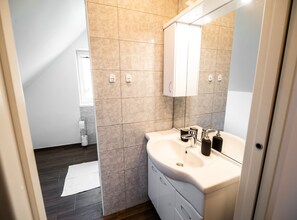 Dusj, hårføner og håndklær