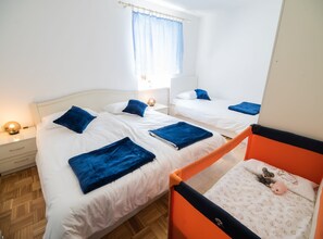 2 bedrooms, iron/ironing board, internet, bed sheets
