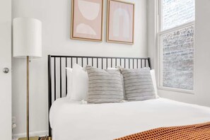 6 bedrooms, desk, iron/ironing board, travel cot - Vibrant 3BR Flamingo Paradise | Heart of Lakeview! (Chicago)