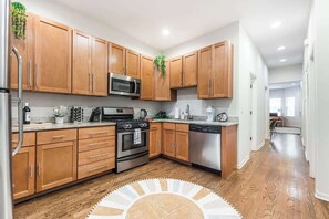 Fridge, microwave, oven, stovetop - Vibrant 3BR Flamingo Paradise | Heart of Lakeview! (Chicago)