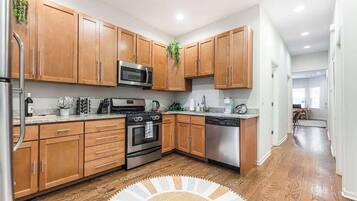 Coffee/tea maker, fridge, microwave, oven