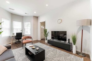 TV, table football, offices - Vibrant 3BR Flamingo Paradise | Heart of Lakeview! (Chicago)