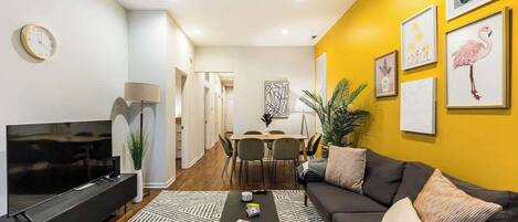 Televisión, libros y oficina