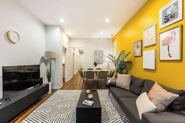 TV, books, offices - Vibrant 3BR Flamingo Paradise | Heart of Lakeview! (Chicago)