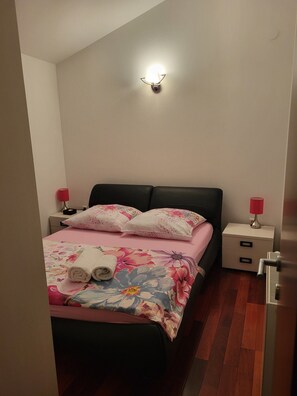 2 bedrooms, iron/ironing board, Internet, bed sheets