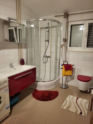 Douche, séchoir à cheveux, serviettes fournies